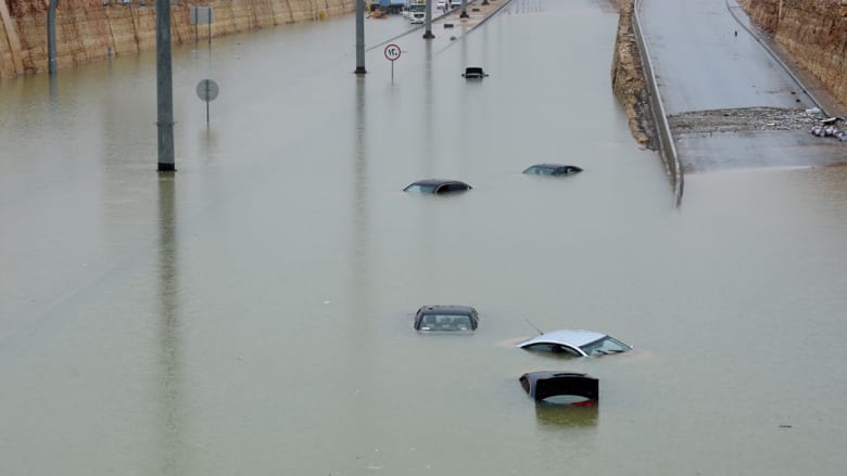 المياه تغمر السيارات في طريق سريع غرب الرياض