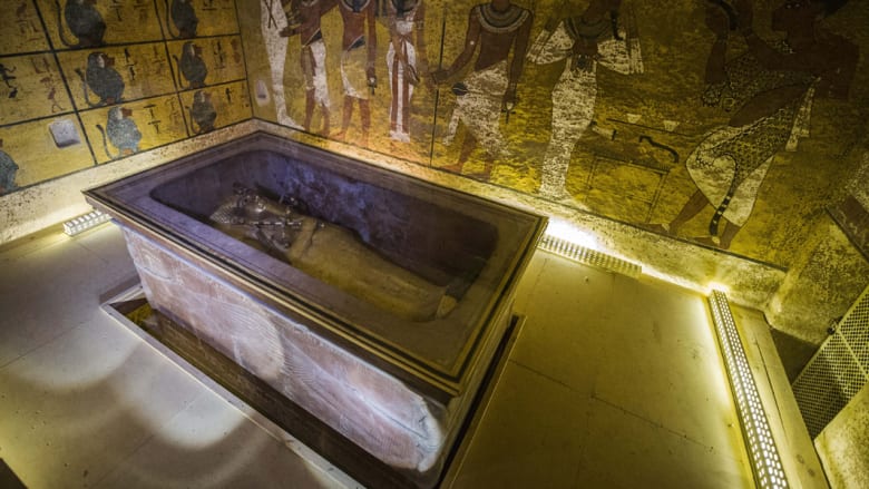تابوت الملك توت عنخ آمون في غرفة دفنه