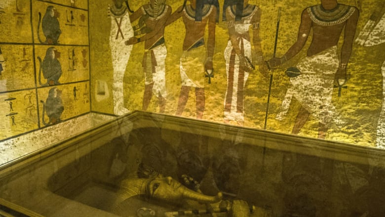 التابوت الذهبي للملك توت عنخ آمون في غرفة دفنه