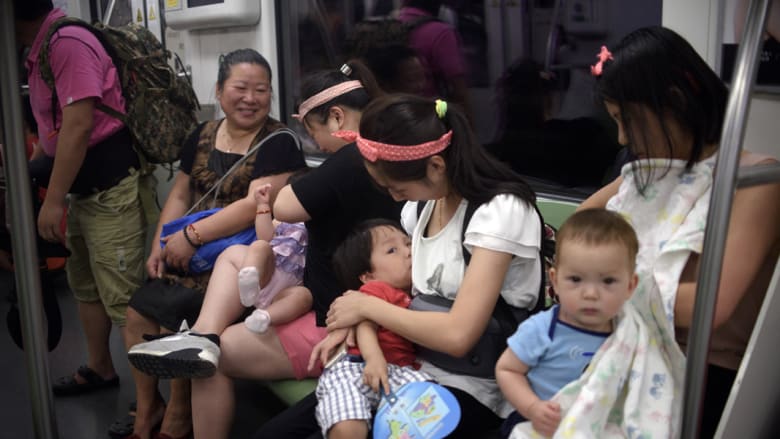 صورة لامرأة تُرضع طفلها في قطار بكين تثير عاصفة من الجدل بالصين
