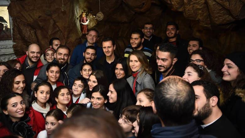 بالصور.. بشار وأسماء الأسد يزوران كنيسة بدمشق