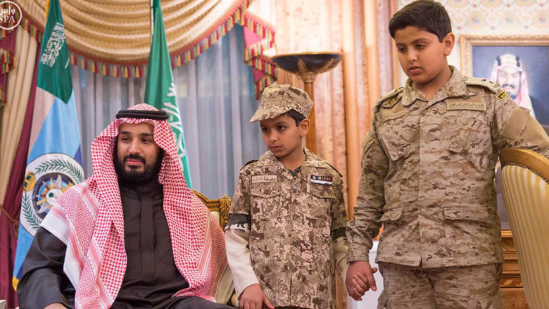 الأمير محمد بن سلمان يواسي أسرة العقيد ركن عبدالله بن محمد السهيان الذي قتل أثناء إشرافه على عمليات "إعادة الأمل" لليمن