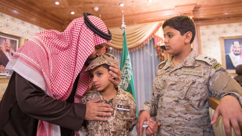 الأمير محمد بن سلمان يواسي أسرة العقيد ركن عبدالله بن محمد السهيان الذي قتل أثناء إشرافه على عمليات "إعادة الأمل" لليمن