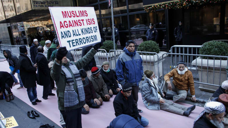 مجموعة من المسلمين يصلون قبل تجمع حاشد أمام برج ترامب في نيويورك