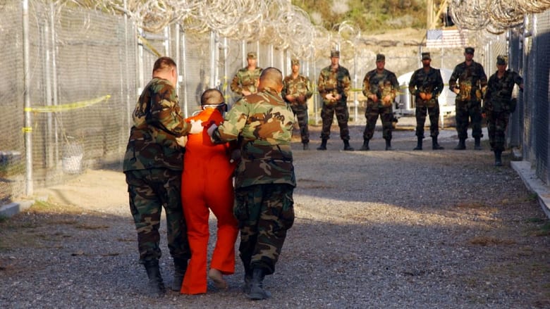 الجزائر تبحث مع الولايات المتحدة تسليم آخر ثمانية جزائريين معتقلين في غوانتانامو