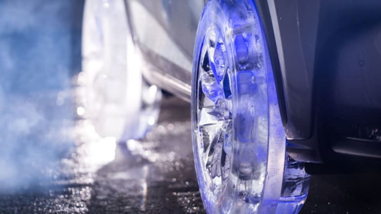 بالصور.. سيارة ليكزس NX تسير على "عجلات جليدية"
