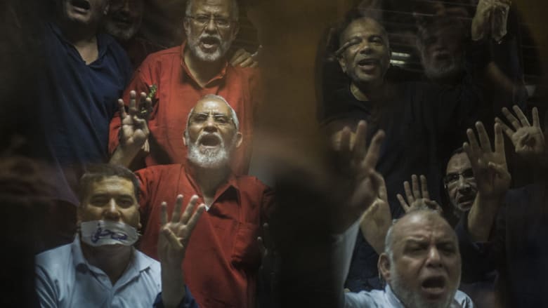 مصر.. ما هي أسباب إلغاء الحكم بإعدام بديع و11 "إخوانياً" بقضية "غرفة عمليات رابعة"؟