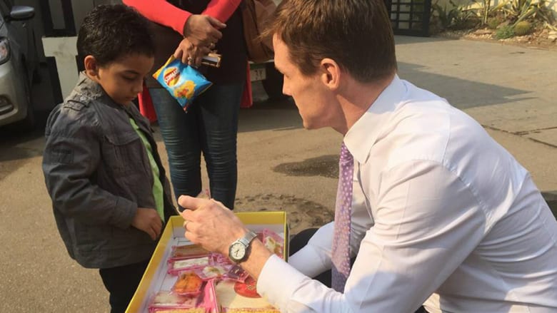 بالصور.. سفير بريطانيا في مصر يوزع حلوى المولد النبوي
