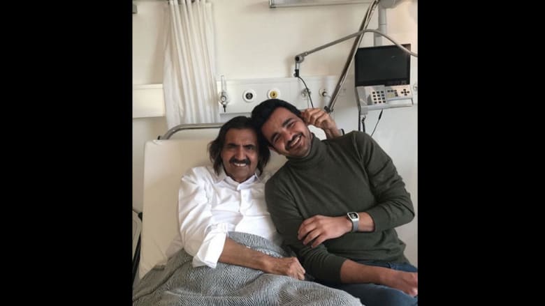 الملك سلمان يتصل بالأمير حمد بن خليفة بعد نشر العائلة القطرية صوره بالمستشفى عقب كسر برجله