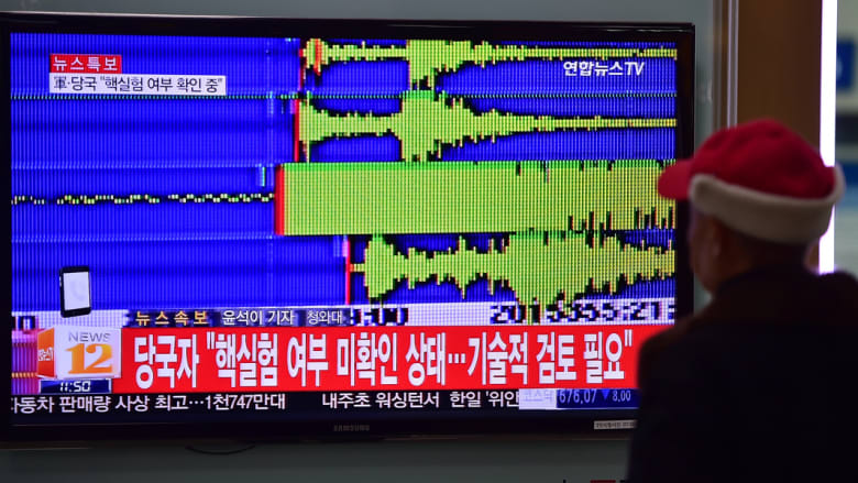 رجل يشاهد تقريرا إخباريا بعد ملاحظة علماء الزلازل هزة أرضية بقوة 5.1 درجة بالقرب من موقع اختبار كوريا الشمالية النووي الرئيسي في شمال شرق البلاد.