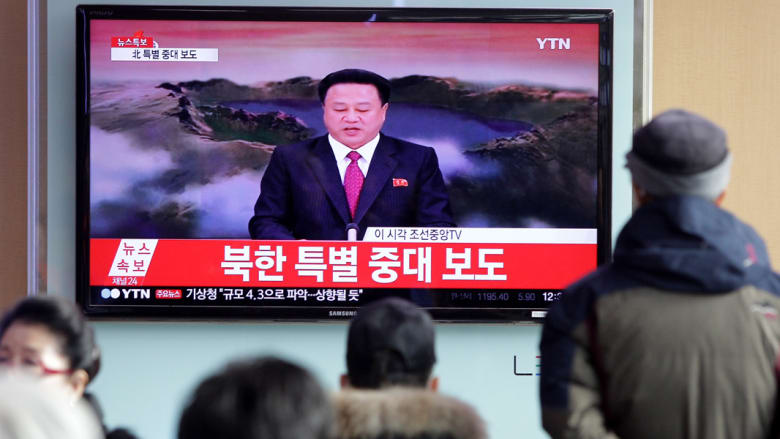 أشخاص في سيول يشاهدون تقريرا إخباريا بعد اختبار كوريا الشمالية لقنبلة هيدروجينية
