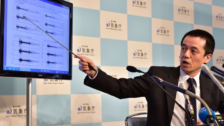 مسؤول في وكالة الارصاد الجوية اليابانية يعرض رسما بيانيا يوضح النشاط الزلزالي، بعد التجربة النووية الكورية الشمالية