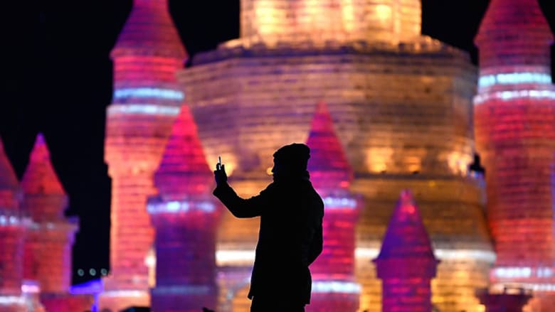 في الصين... قلاع أسطورية من الجليد تقف شامخة في أجمل مهرجان شتوي في العالم 
