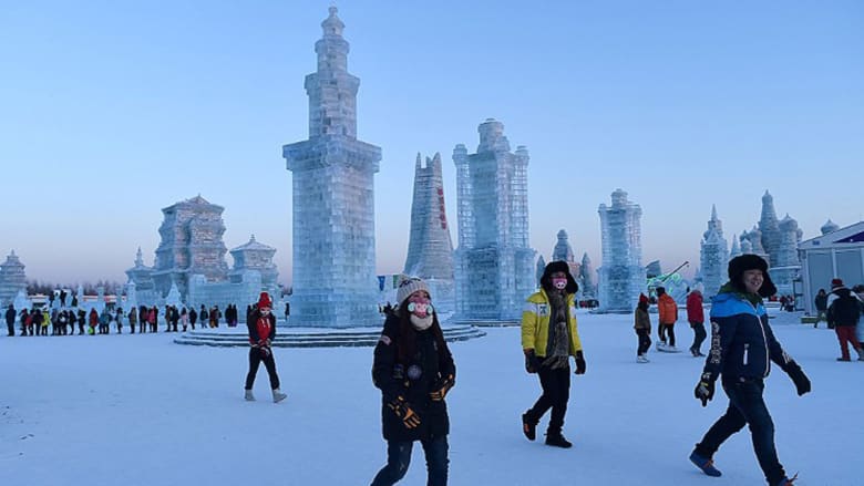 في الصين... قلاع أسطورية من الجليد تقف شامخة في أجمل مهرجان شتوي في العالم 