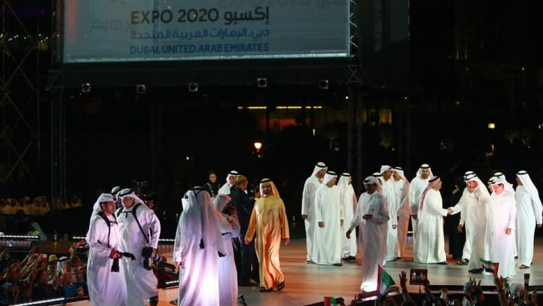حاكم دبي يشارك في الاحتفالات بالقرب من برج خليفة بمناسبة اليوم الوطني للإمارات وفوز الإمارة بحق استضافة معرض اكسبو 2020 
