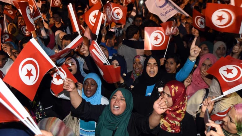 التعديل الحكومي الواسع في تونس يثير مواقف متعارضة بين المنتقدين والمرّحبين