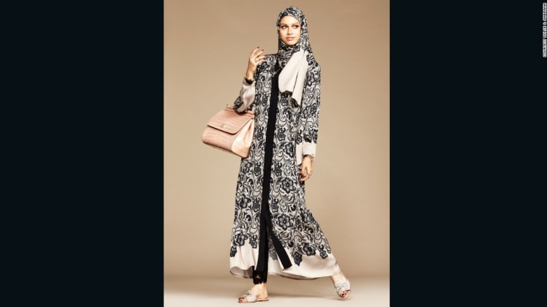 أغطية الحجاب والعباءات للنساء المسلمات..تجتاح دور الأزياء العالمية 