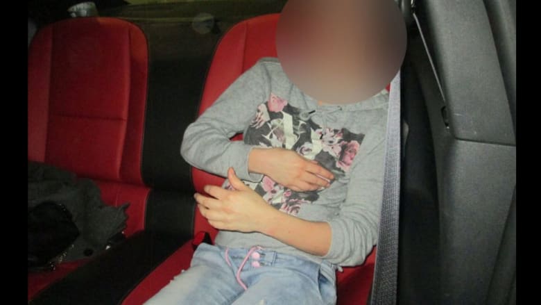 السعودية تحبط محاولة تهريب "غريبة" لفتاة أجنبية بسيارة إلى المملكة