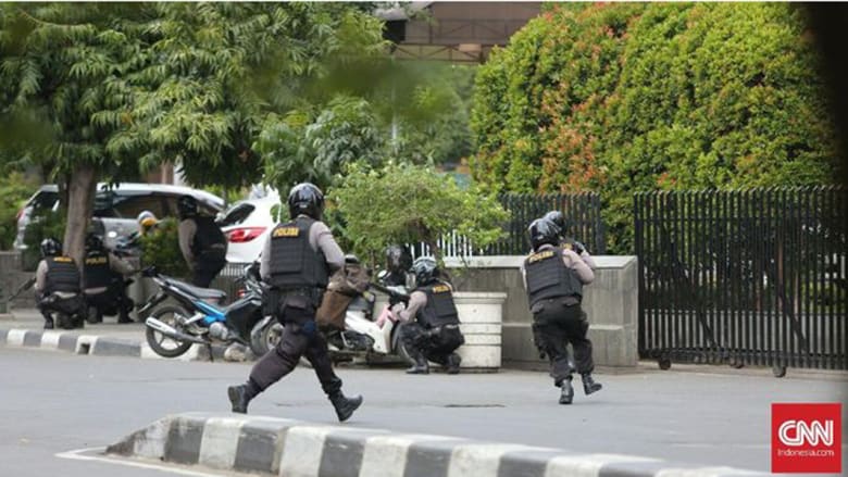 قوات الأمن الإندونيسية خلال مداهمتها موقع الانفجار