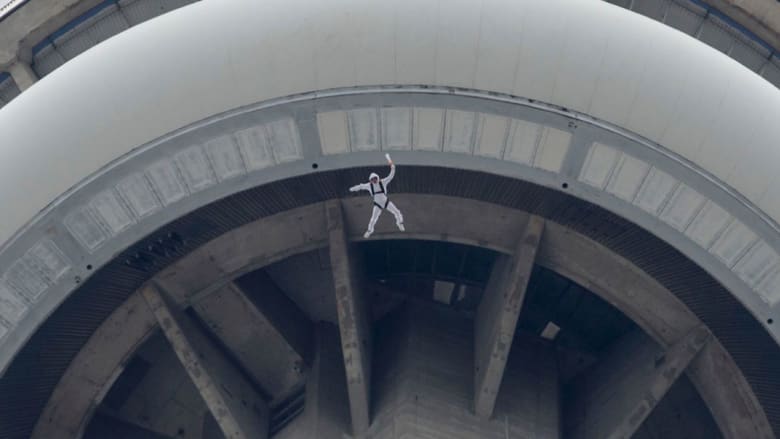 هل تجرؤ على القفز من أعلى المعالم السياحية في العالم؟ هؤلاء الرياضيون تخلصوا من رهاب المرتفعات بقوة!