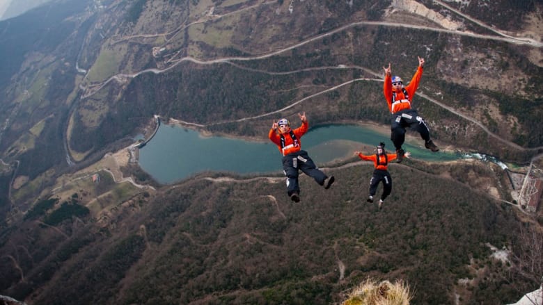 هل تجرؤ على القفز من أعلى المعالم السياحية في العالم؟ هؤلاء الرياضيون تخلصوا من رهاب المرتفعات بقوة!