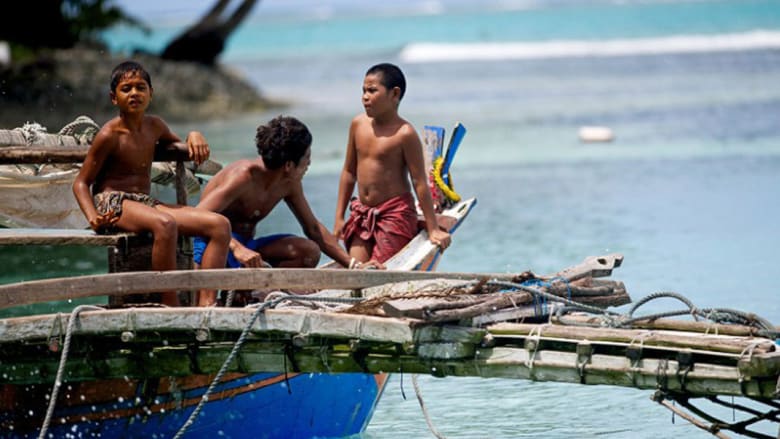 جزر ميكرونيزيا النائية.. حيث ينبهر الأطفال بالمكعبات الثلجية
