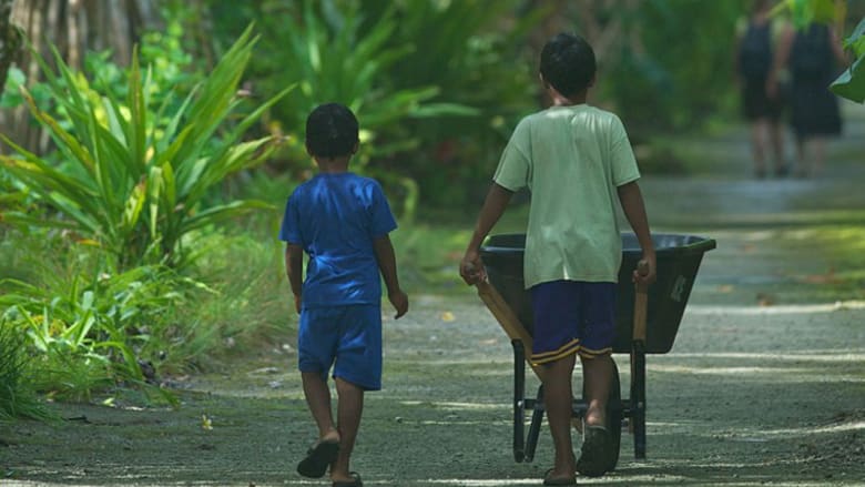 جزر ميكرونيزيا النائية.. حيث ينبهر الأطفال بالمكعبات الثلجية