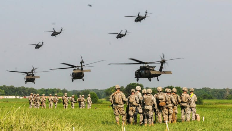 بعد إعلان وزير دفاع أمريكا توجهها قريبا للعراق.. بالصور: الفرقة 101 بالجيش الأمريكي المحمولة جوا