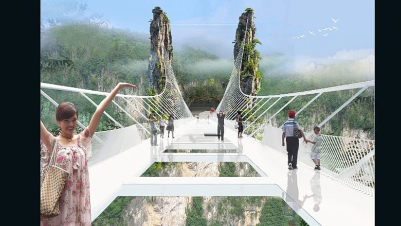 هل تحلم بالمشي بين السحاب؟ ألقِ نظرة أولى على أطول وأعلى جسر زجاجي في العالم 