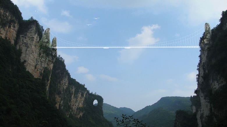 هل تحلم بالمشي بين السحاب؟ ألقِ نظرة أولى على أطول وأعلى جسر زجاجي في العالم 