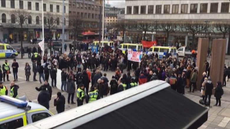 شاهد.. حشود تطالب بالاعتداء على المهاجرين في السويد