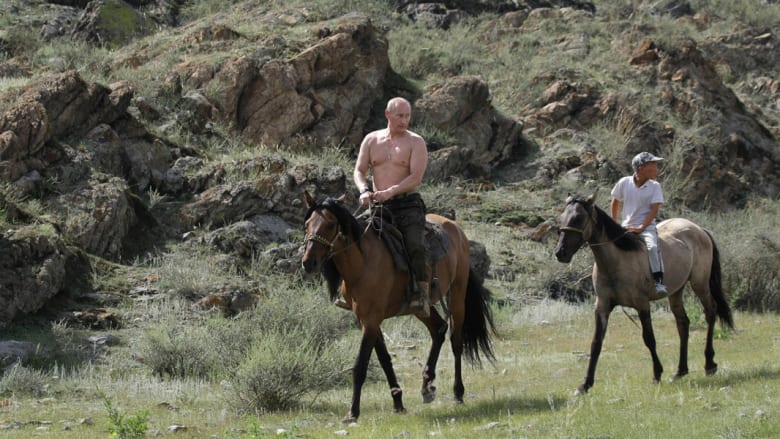 بين الفارس والسياسي..أيهما أحب على قلب فلاديمير بوتين؟