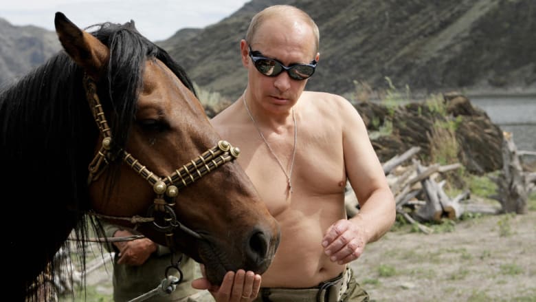 بين الفارس والسياسي..أيهما أحب على قلب فلاديمير بوتين؟