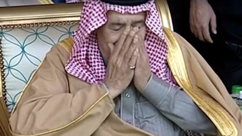 بالصور: الملك سلمان يفتتح الجنادرية بالدموع متأثرا بقصيدة وطنية.. والأمير متعب: تذكروا الملك عبدالله