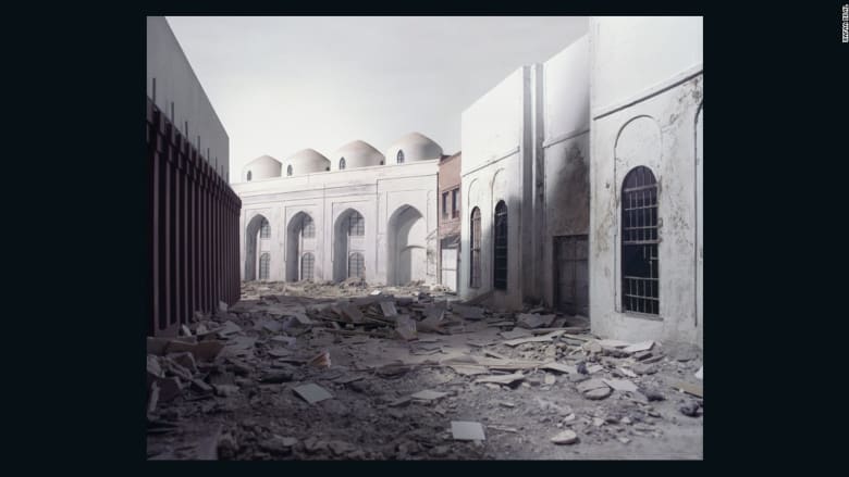 من كندا إلى العراق... كيف سيعيد هذا الفنان 70 ألف كتاب خسرتها جامعة بغداد في الحرب؟ 