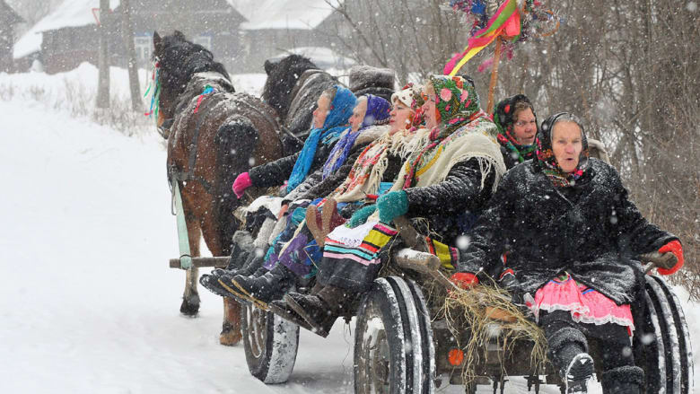 كيف تراقص الكلاب والأحصنة بعضها في روسيا البيضاء؟