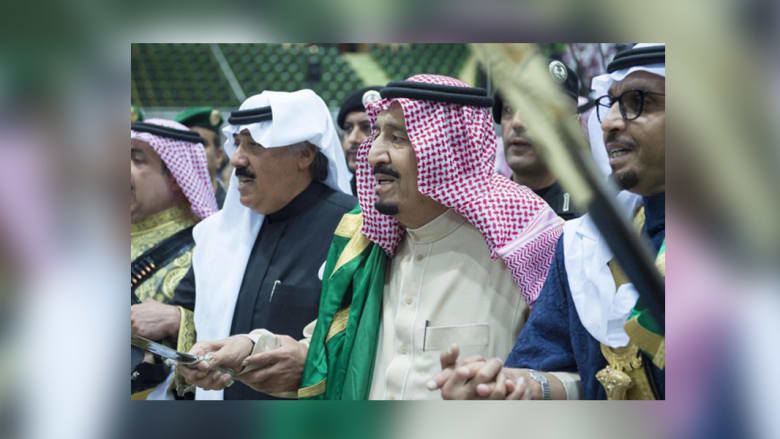 بالصور: الملك سلمان يؤدي "العرضة" بالسيف ويقبّل علم السعودية.. ونجله الأمير محمد يزور جرحى الجيش بجازان