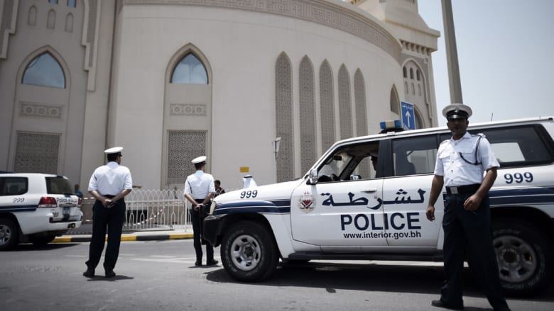 البحرين: اعتقال 4 أمريكيين بينهم فتاة بإحدى نقاط السيطرة الأمنية بمنطقة سترة