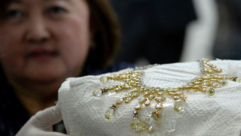 تعرّف إلى مجوهرات زوجة "ديكتاتور" الفلبين السابق فرديناند ماركوس..وقيمتها بملايين الدولارات