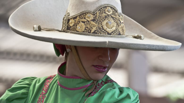 النساء المكسيكيات "رعاة بقر" حقيقيات على ظهر الخيل 