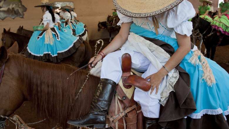 النساء المكسيكيات "رعاة بقر" حقيقيات على ظهر الخيل 