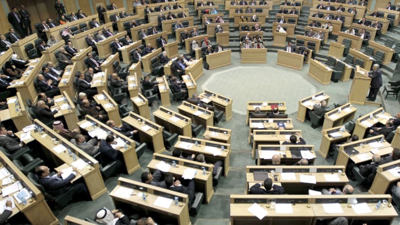 نواب الأردن يقرون قانون انتخاب جديد وبدء التكهنات بقرب رحيل الحكومة