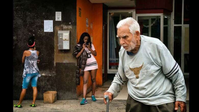 بشوارعها العالقة في خمسينيات القرن الماضي... كوبا تصبح جزءا من العالم الرقمي