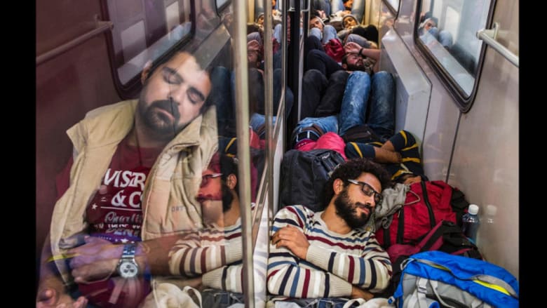 عدسة هذا المصور الإيطالي تدخل عالم عائلة سورية لاجئة عن قرب