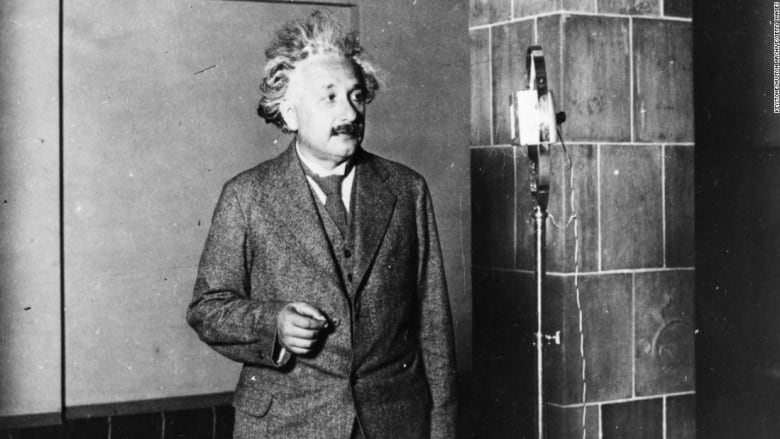 بالصور: من داخل "عقل عبقري العباقرة لهذا القرن".. ألبيرت أينشتاين