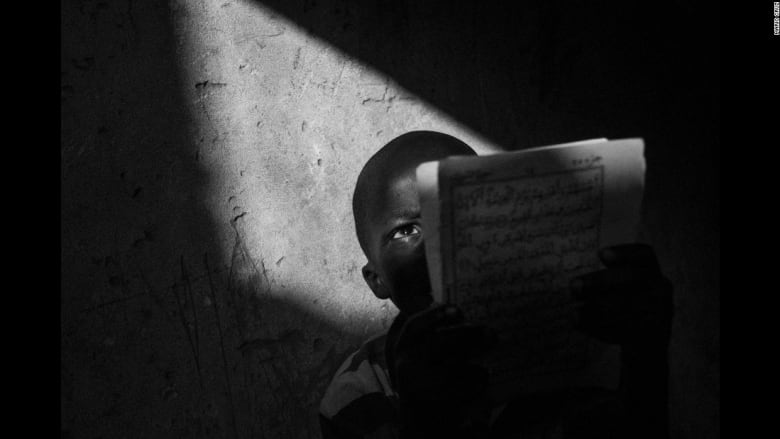 هكذا يعامل الطلاب في بعض مدارس تحفيظ القرآن غرب أفريقيا 