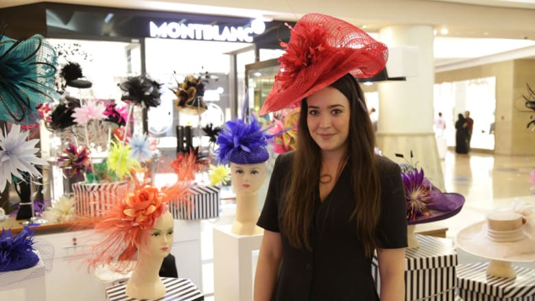 تصاميم القبعات التي ستتزين بها النساء في كأس دبي العالمي..سوق بحد ذاتها