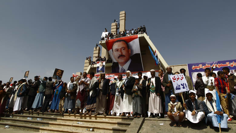 بالصور.. صالح وسط آلاف المتظاهرين في صنعاء ضد "عاصفة الحزم"
