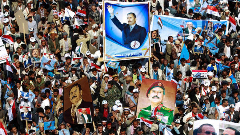 بالصور.. صالح وسط آلاف المتظاهرين في صنعاء ضد "عاصفة الحزم"