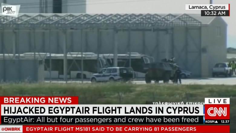 شاهد بالصور: استنفار أمني ومدرعات وعربات شرطة تحيط بالطائرة المصرية المخطوفة بقبرص